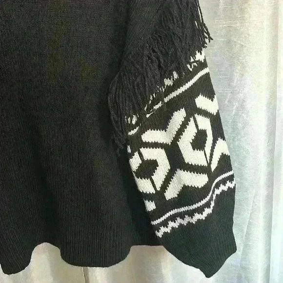 Reitmans fringe  knit sweater 🖤 - Picture 5 of 7